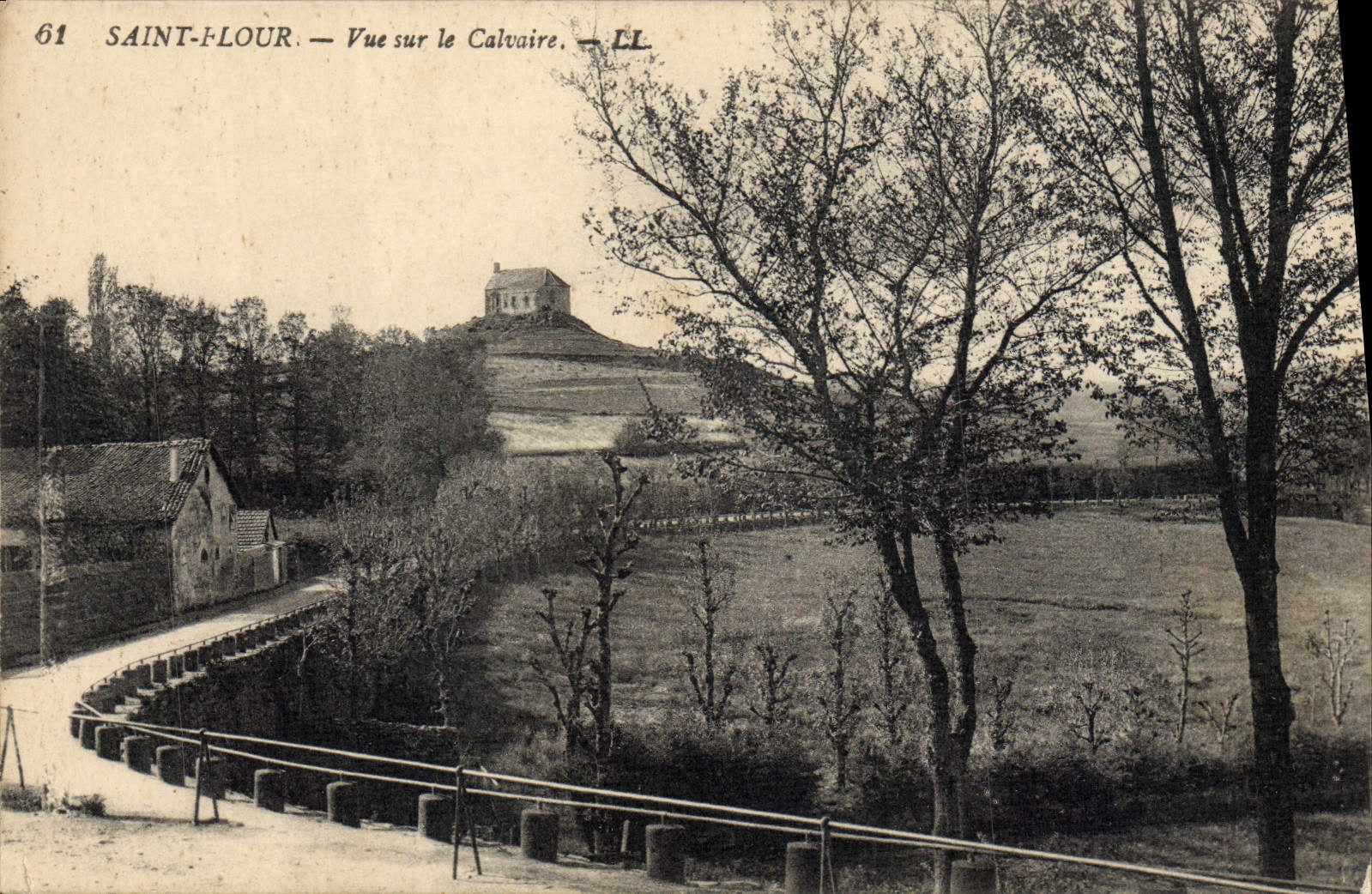 CPA Saint Flour Vue Sur le Calvaire