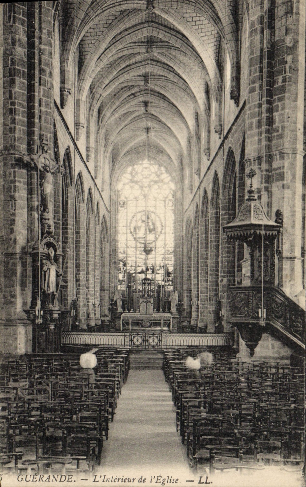 VINTAGE POSTCARD Guerande Interior of the Church