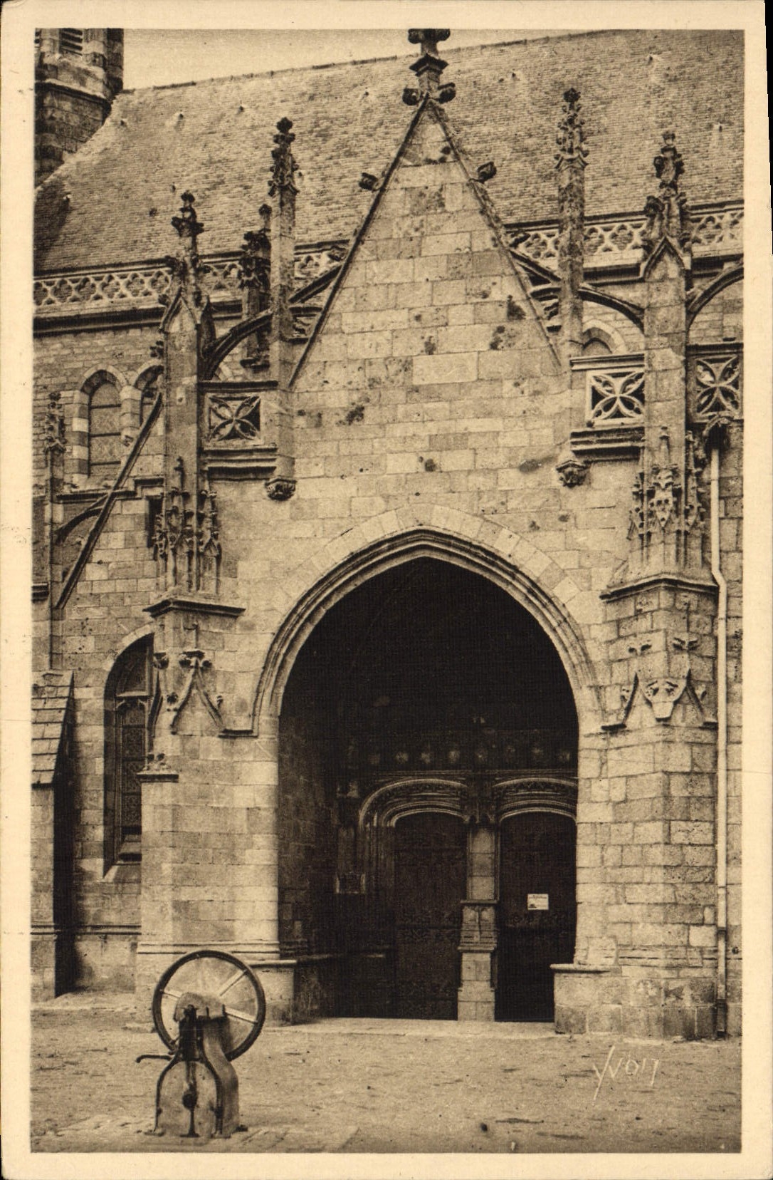 VINTAGE POSTCARD Guerande the Porch of Collegial St Aubin