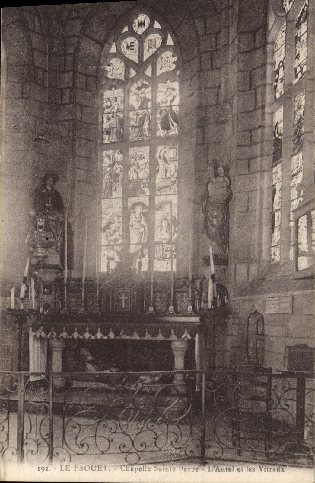 CPA Le Faouet Chapelle Sainte Barbe L'autel et les vitraux