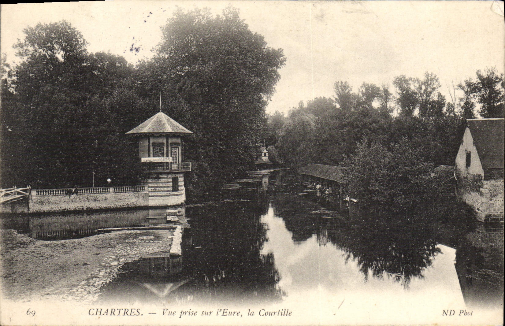 CPA Chartres Vue Prise sur L'Eure la Courtille