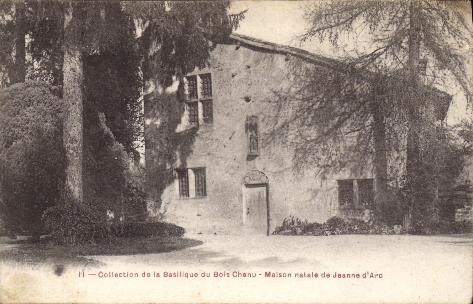 Basílica de la POSTAL de la VENDIMIA de la casa nativa de madera de Chenu del arco del d de Jeanne