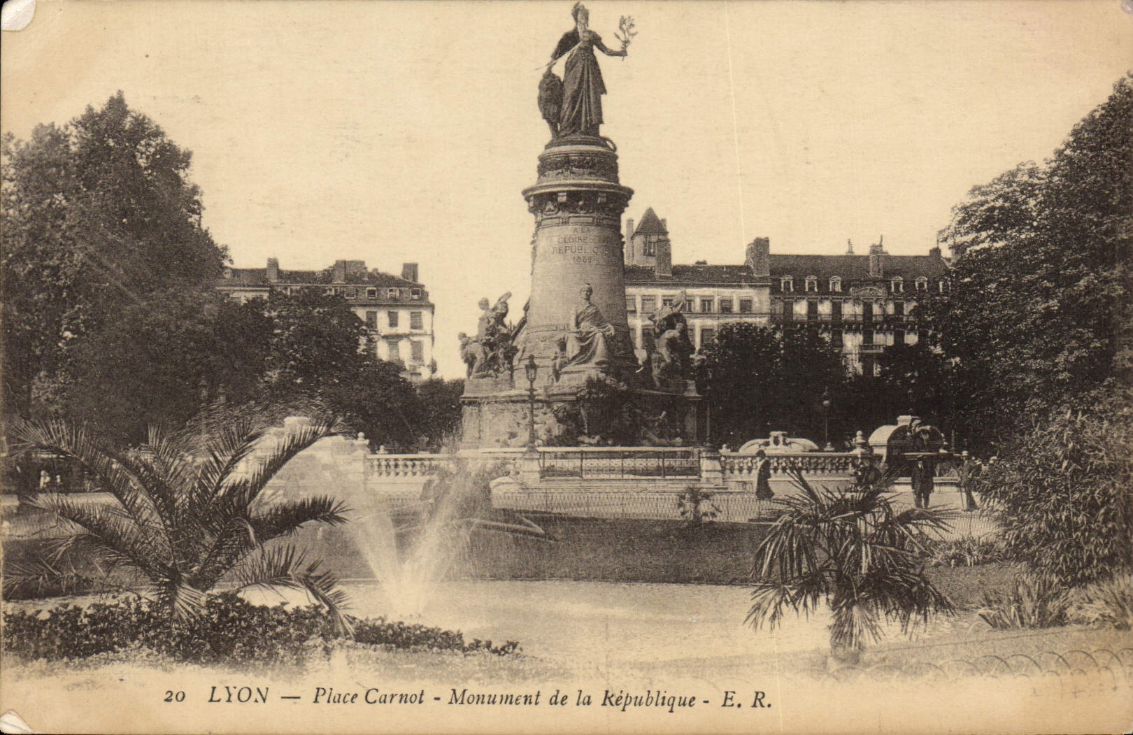 CPA Lyon Place Carnot Monument de la Republique
