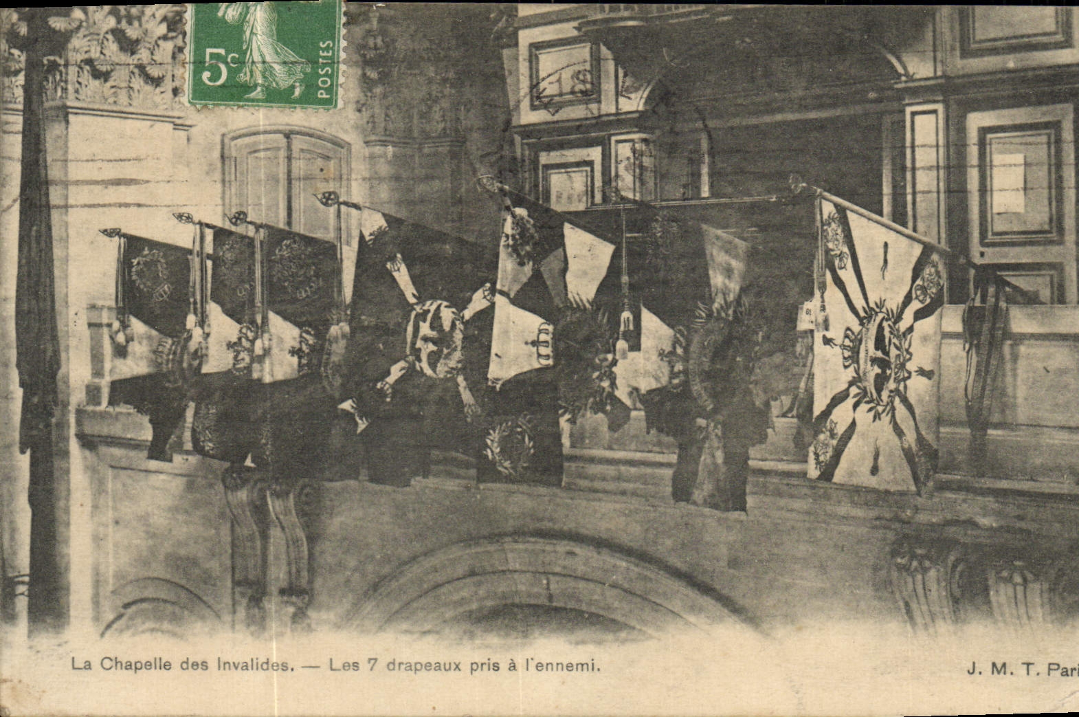 CPA Paris La chapelle des Invalides Les 7 drapeaux pris a l'ennemi Militaria