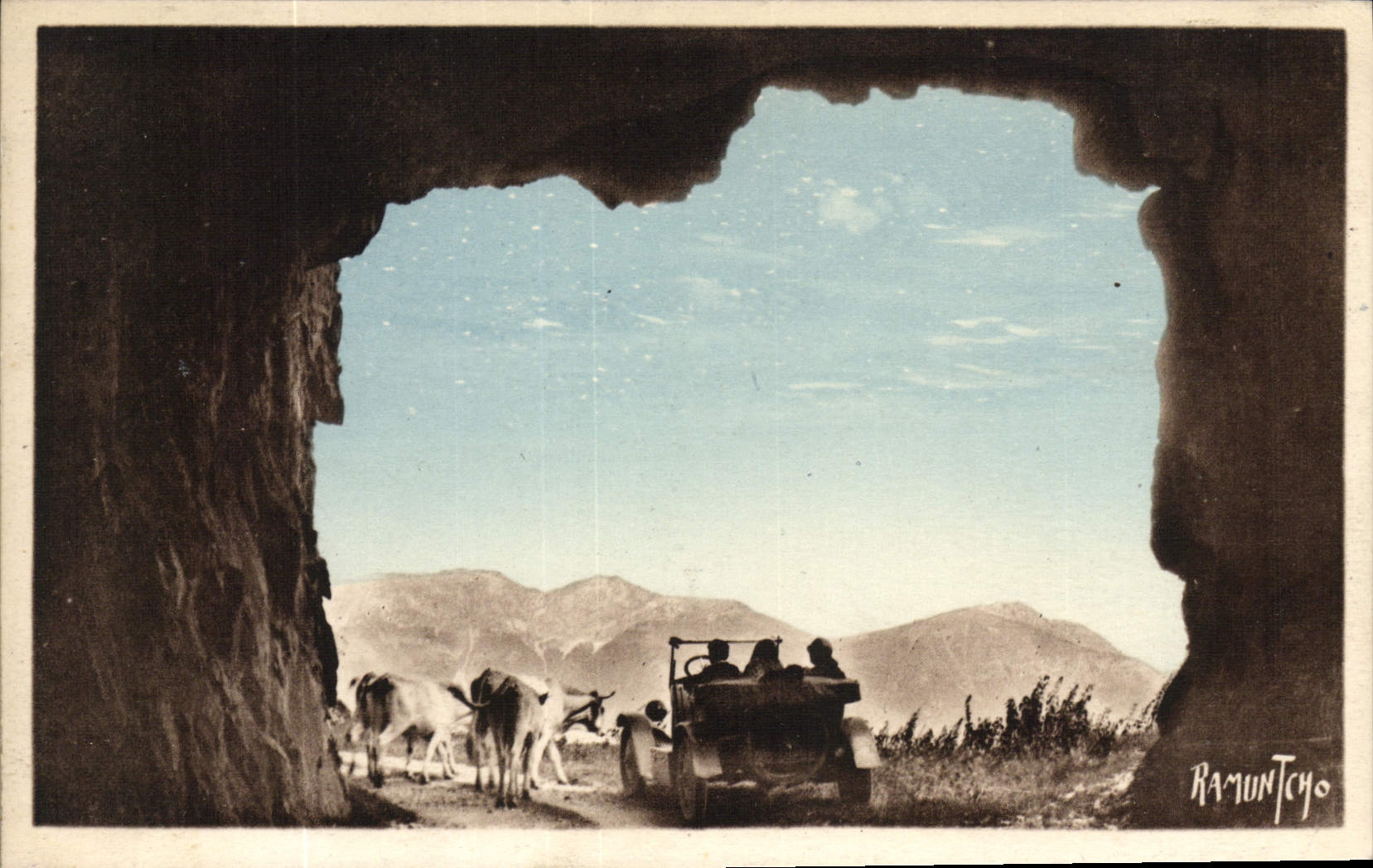 CPA La route thermale Le tunnel d'Aubisque Vaches Automobile