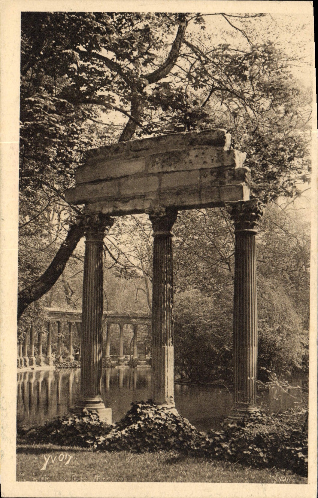 VINTAGE POSTCARD Paris While Strolling Park Heap