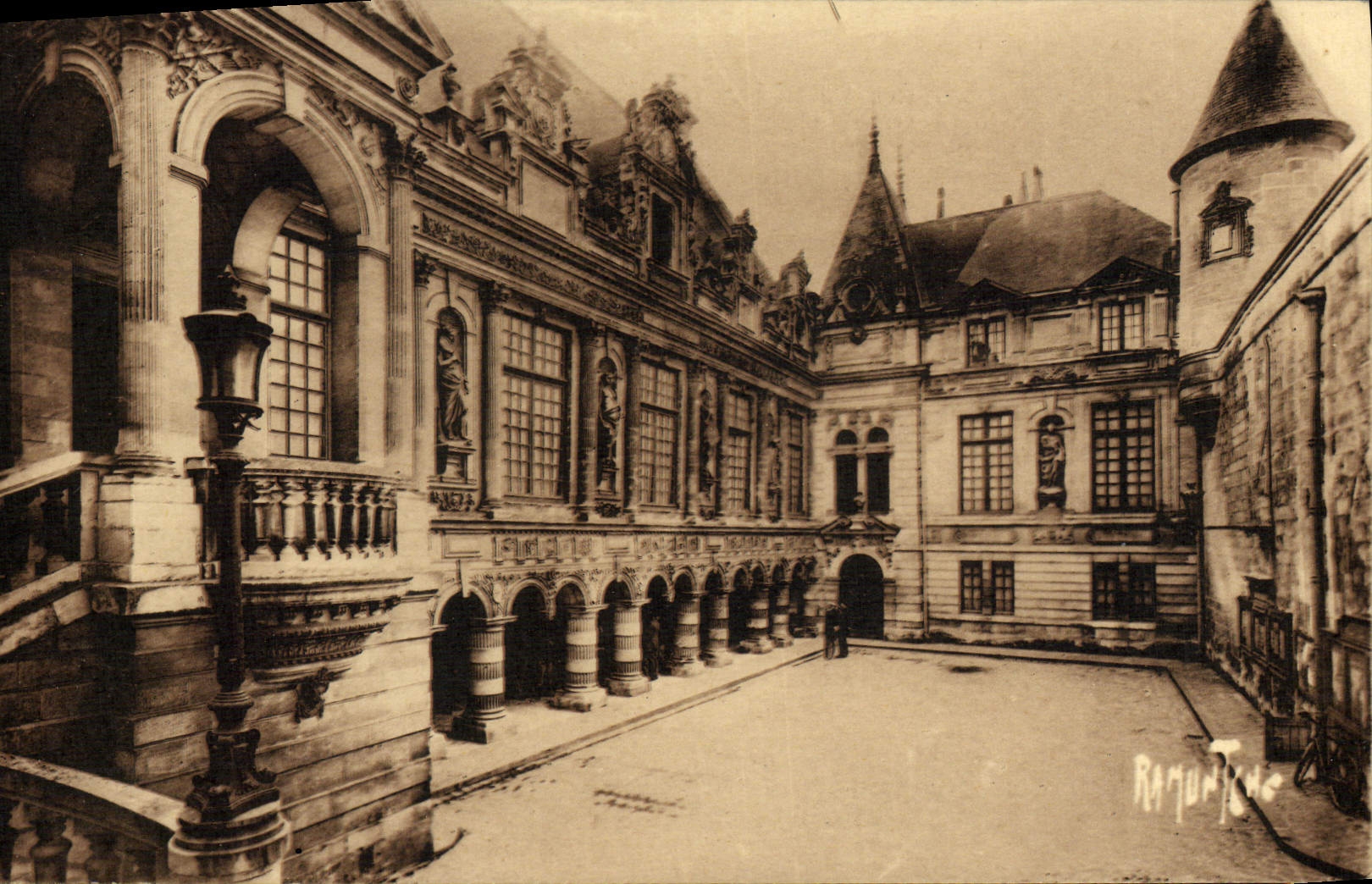 VINTAGE POSTCARD La Rochelle Town hall