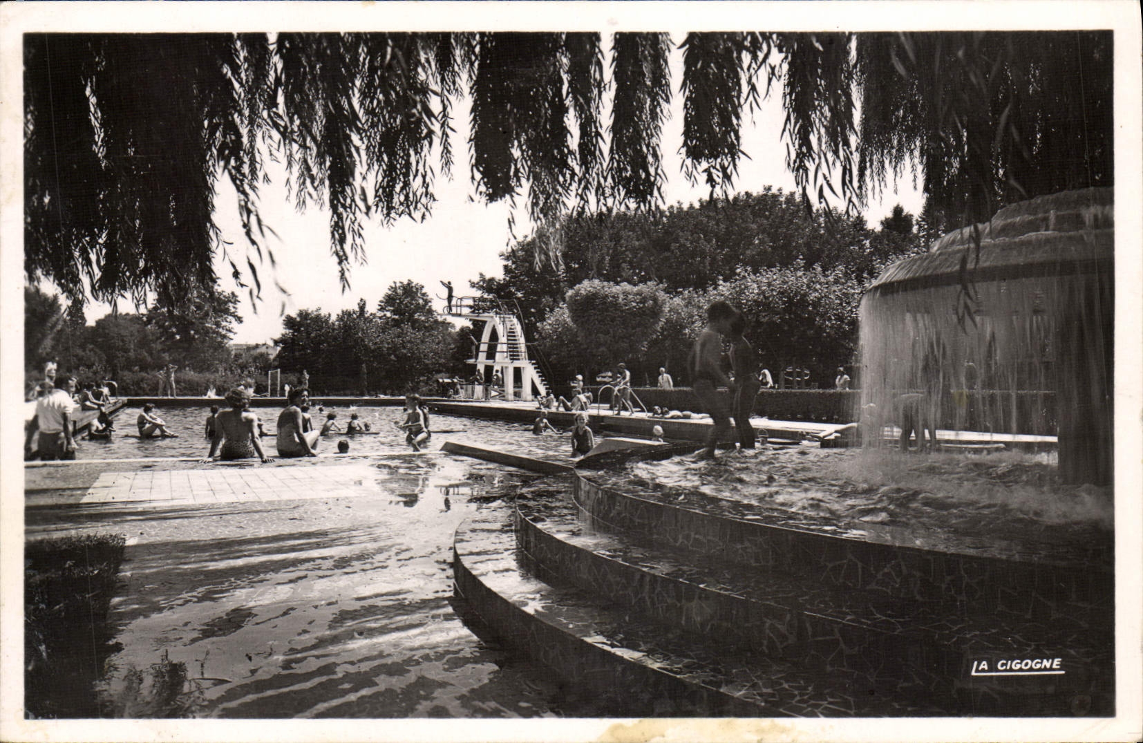 VINTAGE POSTCARD Vichy the Swimming pool of Sporting Club