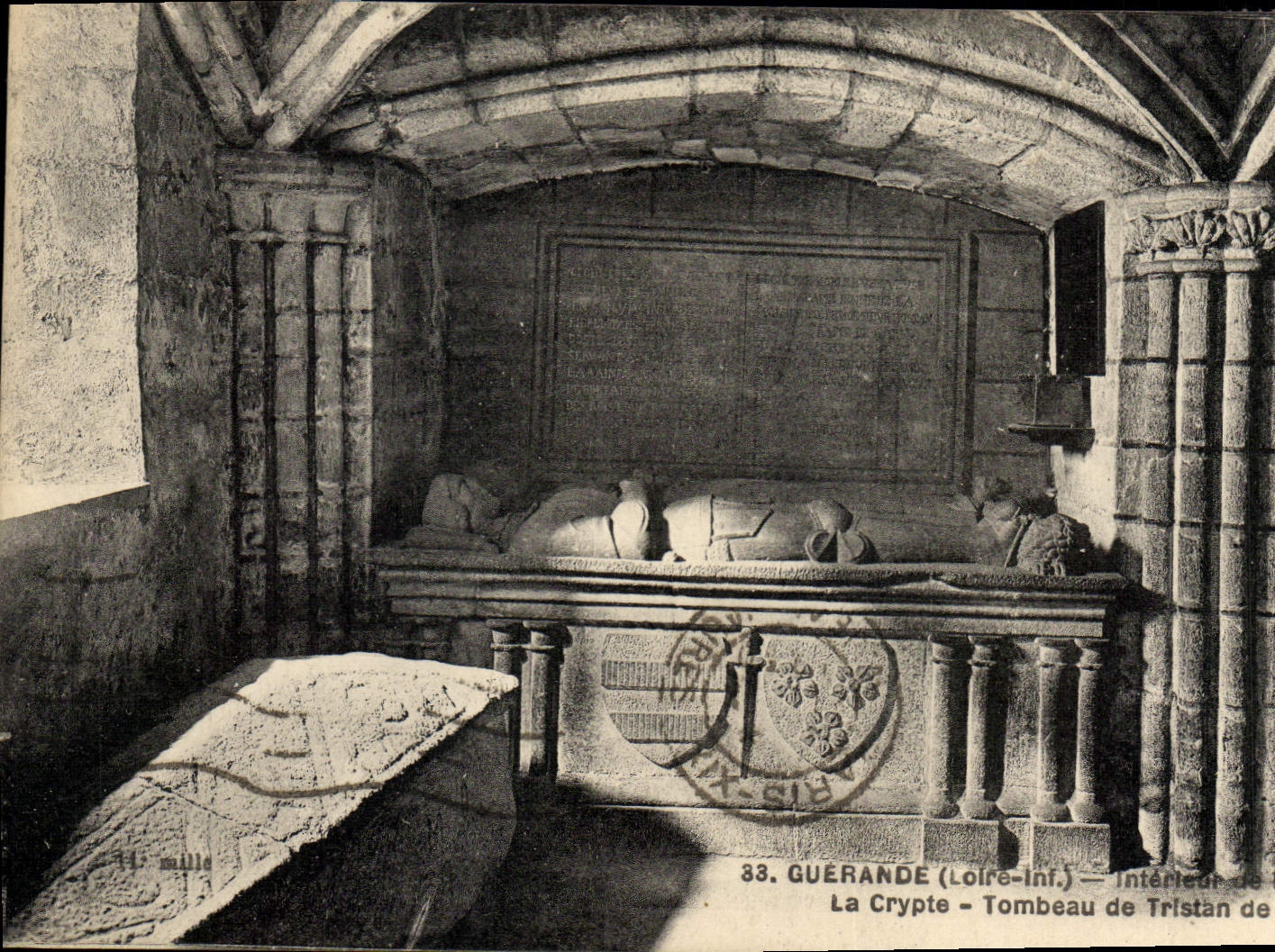 CPA Guerande Interieur de la Collegiale la crypte Tombeau de Tristan de Carne