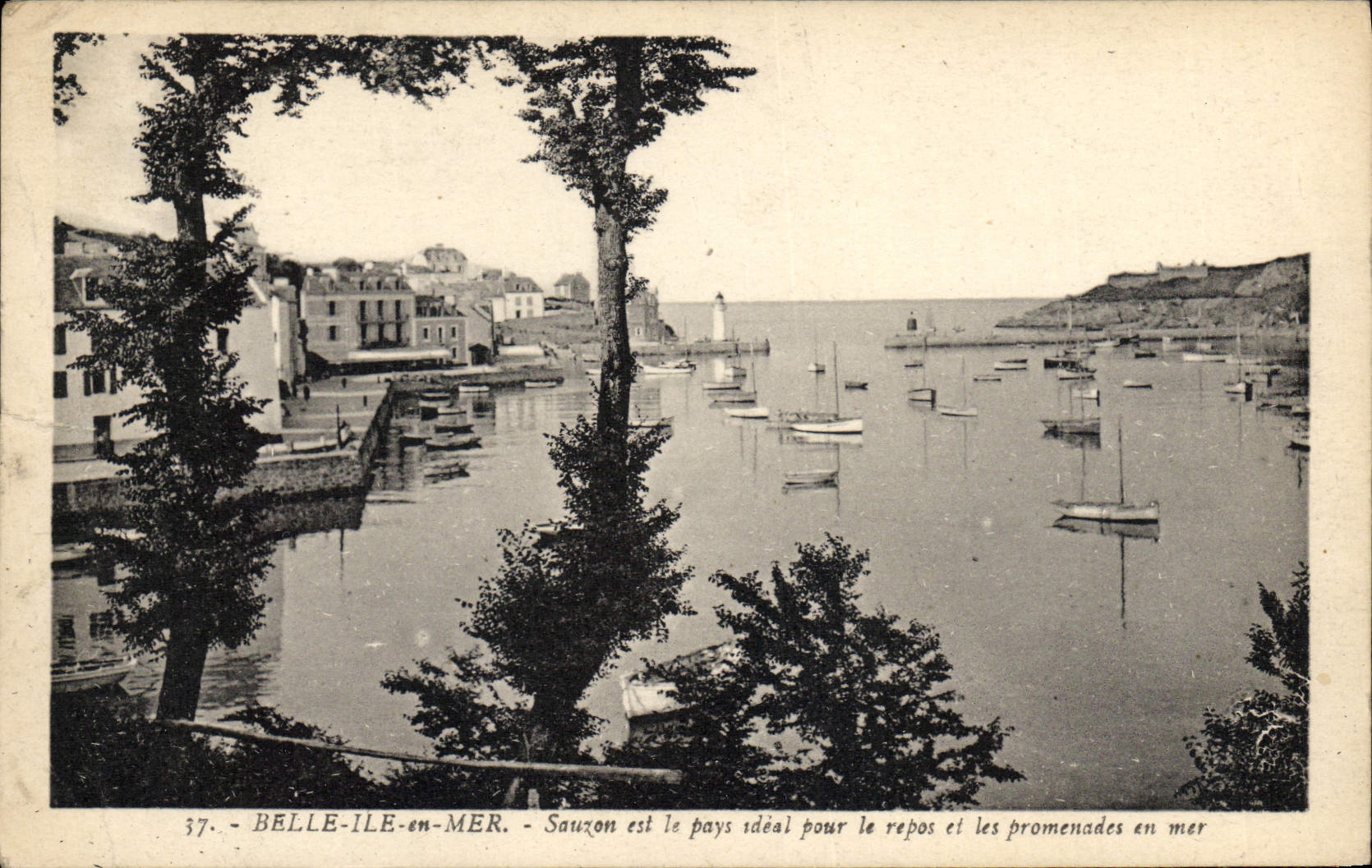 VINTAGE POSTCARD Beautiful Island at sea Sauzon
