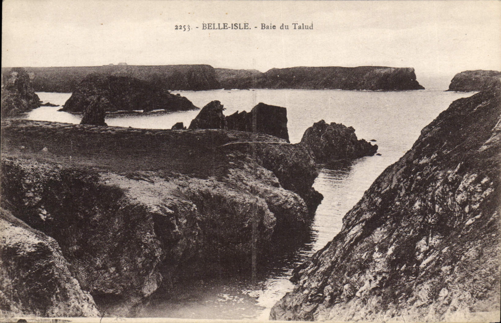 VINTAGE POSTCARD Beautiful Island at sea Bay of Talud
