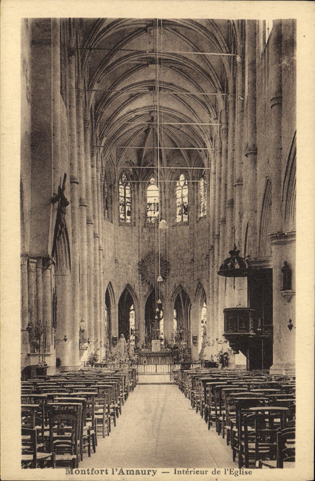 CPA Montfort L'Amaury Interieur de L'Eglise