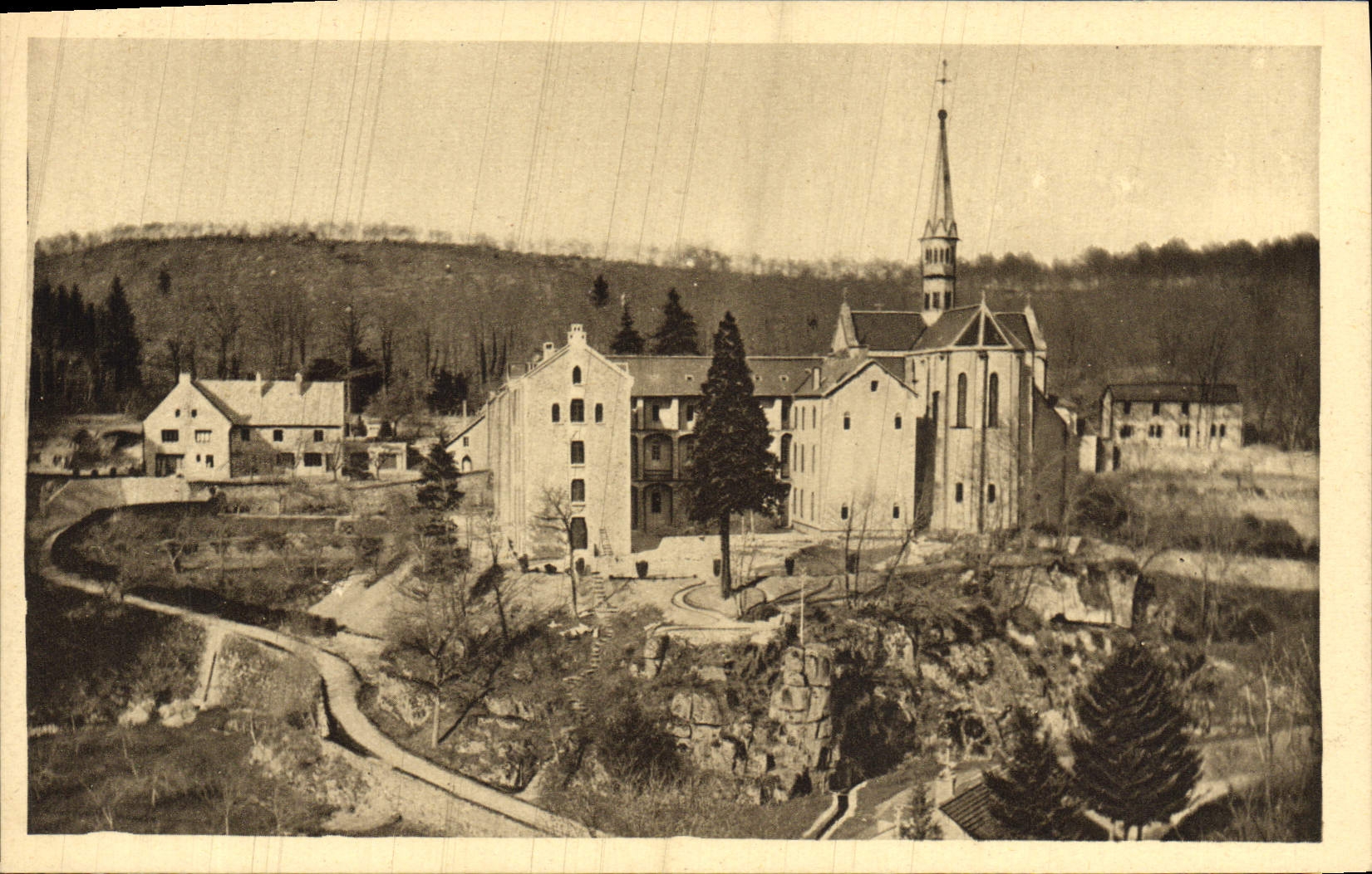 CPA Monastere de Ste Marie De La Pierre Qui Vire Vue avec descente vers le Trinquelin