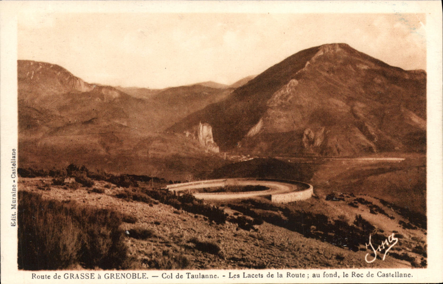 Camino de la POSTAL de la VENDIMIA del collar graso de Grenoble de los cordones de Taulanne del camino en la parte inferior la roca de Castellane