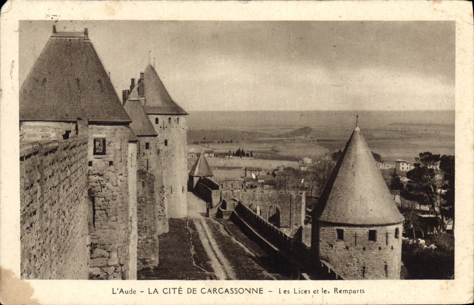 CPA La Cite De Carcassonne Les Lices et les Remparts