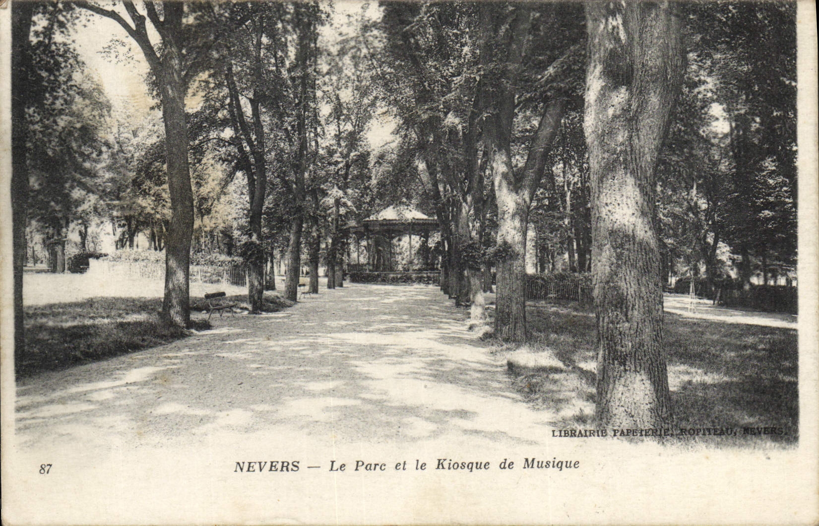 POSTAL Nevers de la VENDIMIA el parque y el quiosco de la música