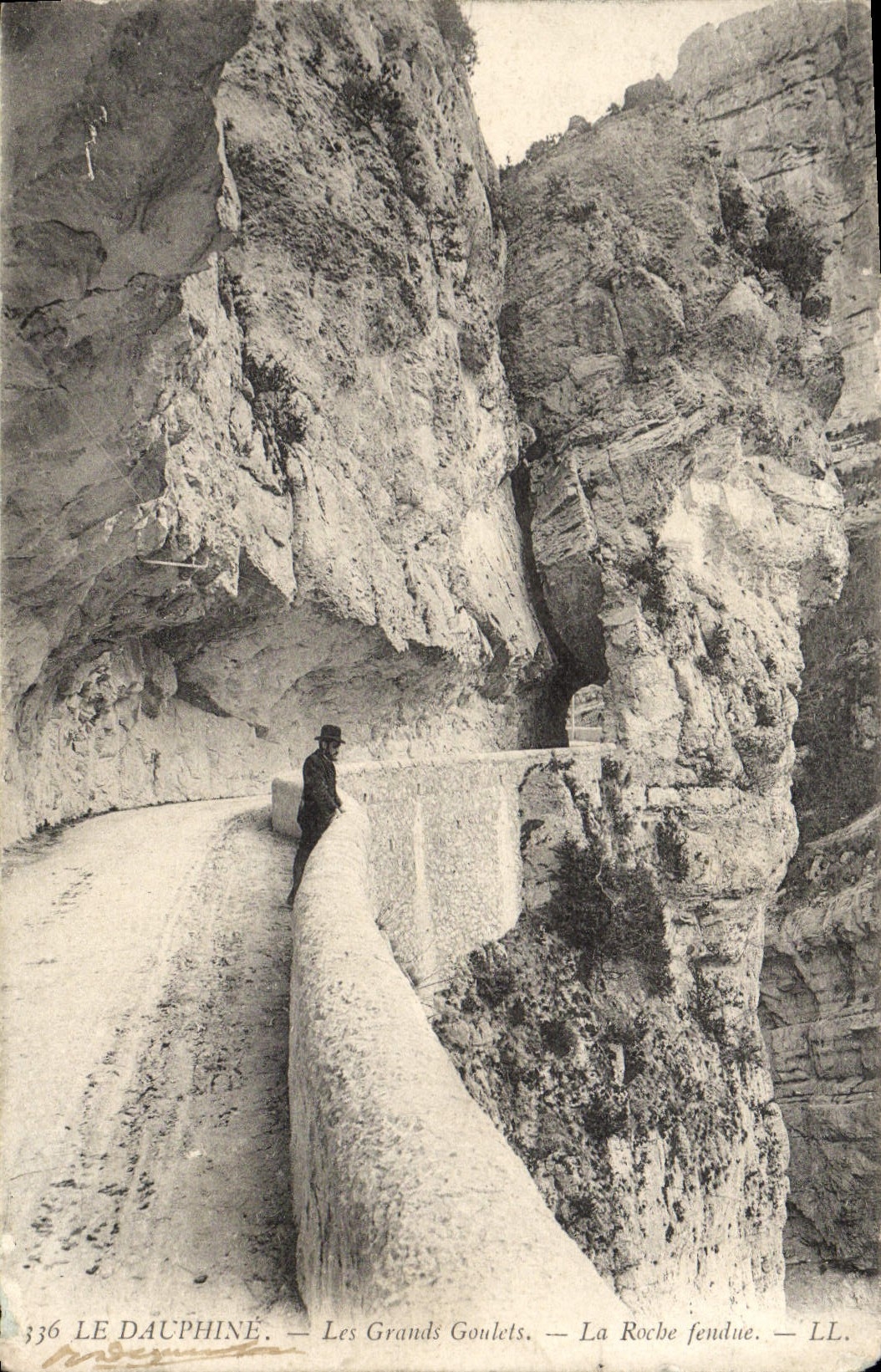 VINTAGE POSTCARD Dauphine Great Narrow parts the split Rock