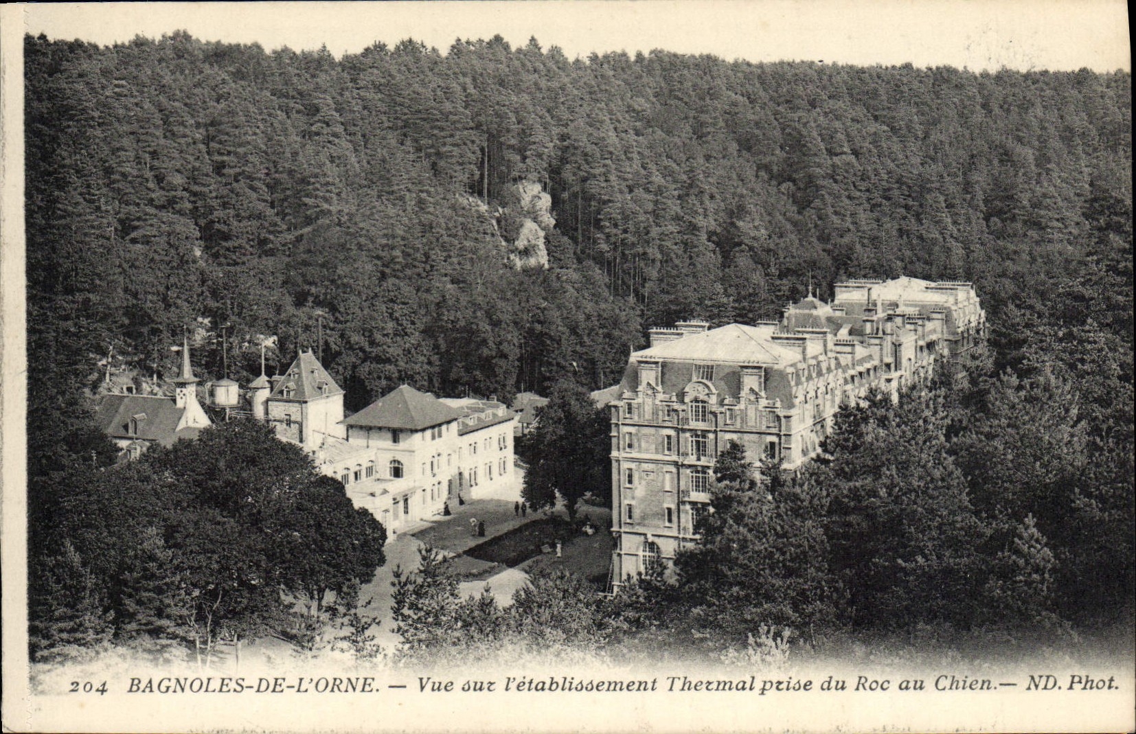 CPA Bagnoles De L'Orne Vue Sur L'etabissement thermal prise du Roc au Chien