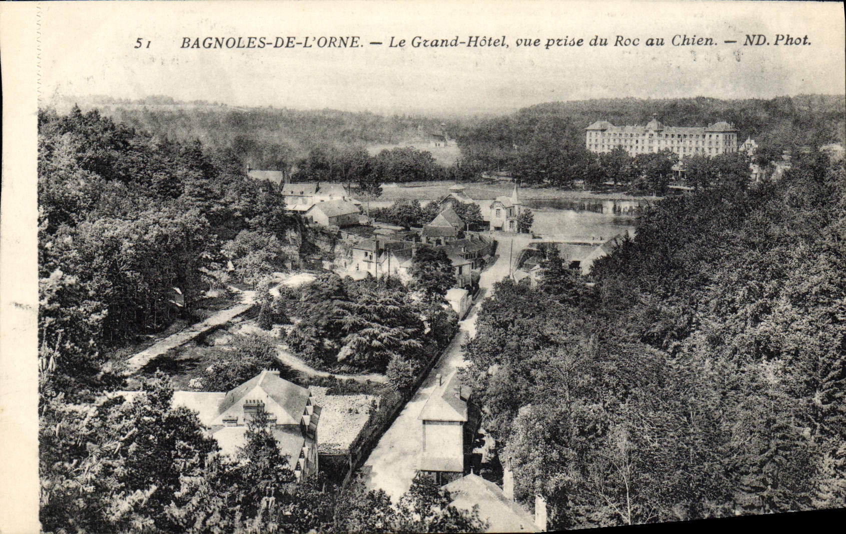 CPA Bagnoles De L'Orne Le Grand Hotel Vue Prise du Roc au chien
