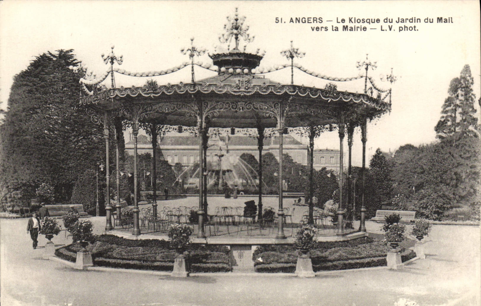 CPA Angers le Kiosque du Jardin du Mall Vers la Mairie