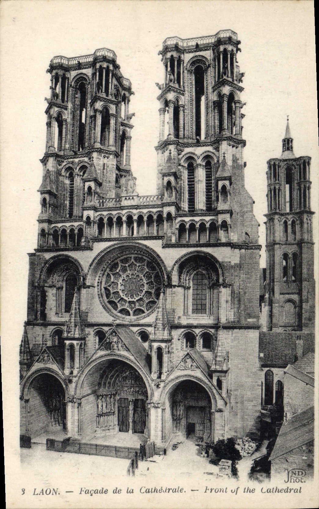 VINTAGE POSTCARD Laon Frontage of the Cathedral