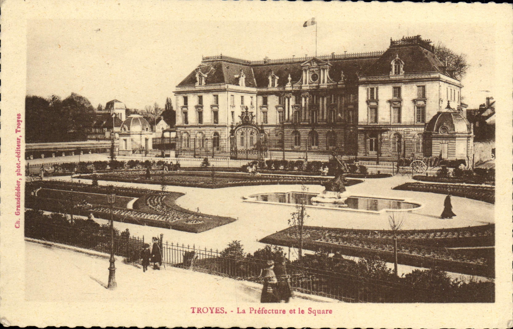 CPA Troyes La Prefecture et le Square