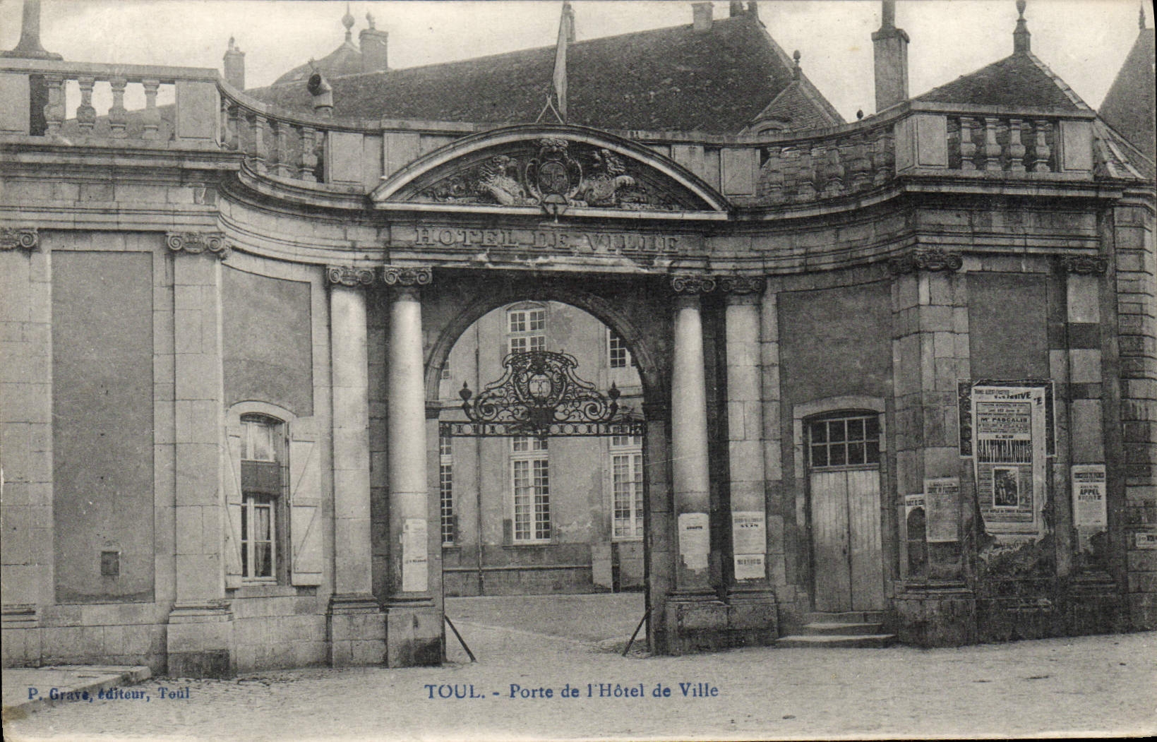 VINTAGE POSTCARD Toul Carries Town hall