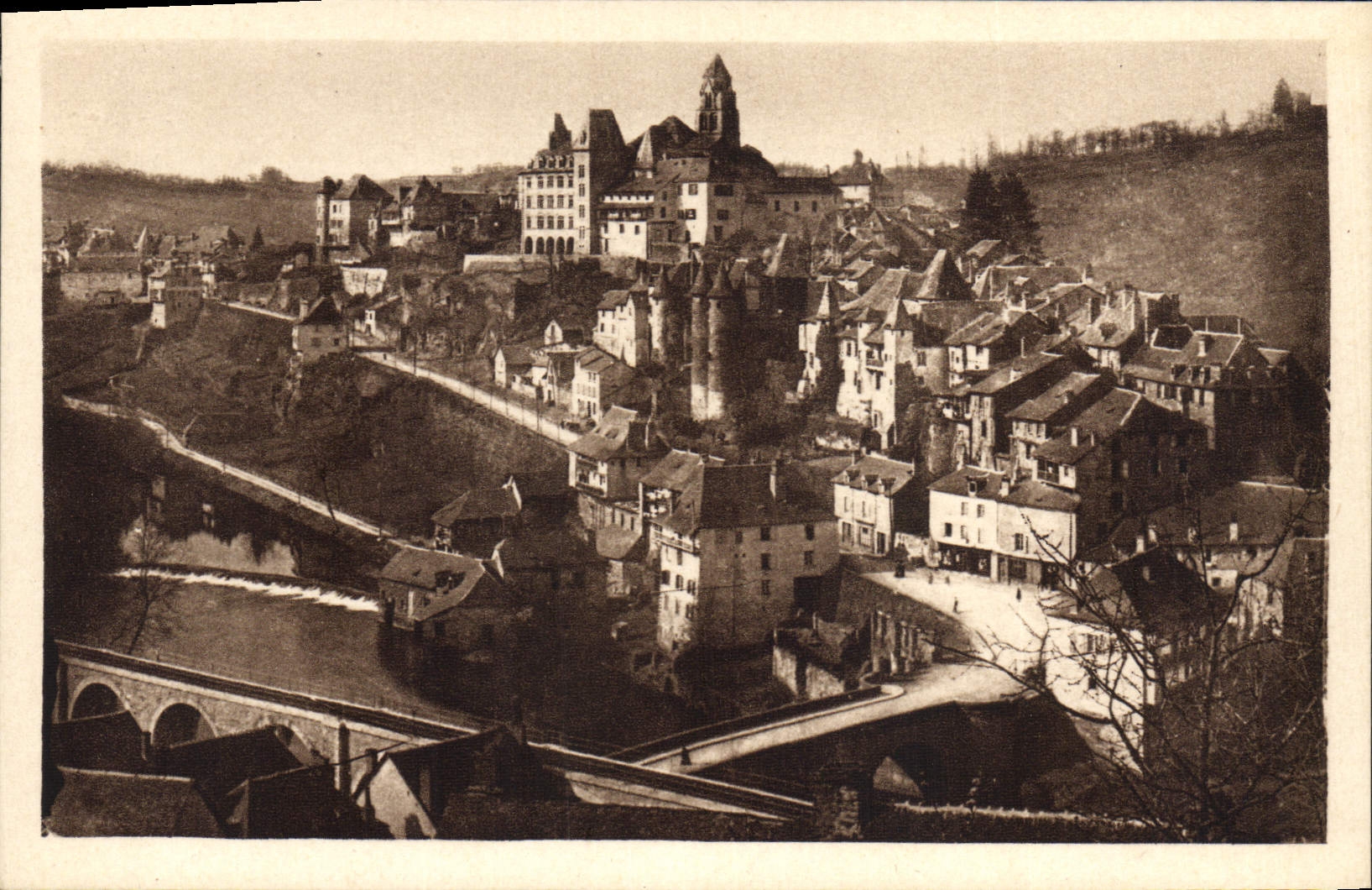 Opinión de Correze Uzerche de la POSTAL de la VENDIMIA tomada del camino de Eyburie