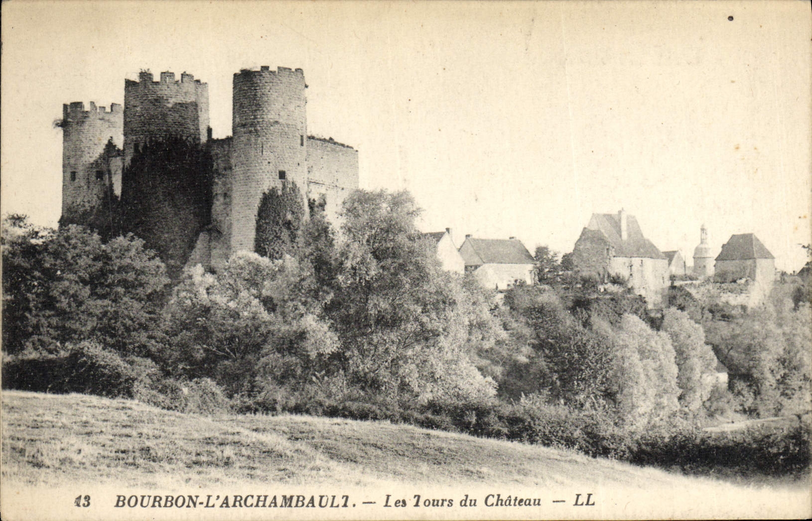 CPA Bourbonnais Bourbon L'Archambault Les tours du chateau