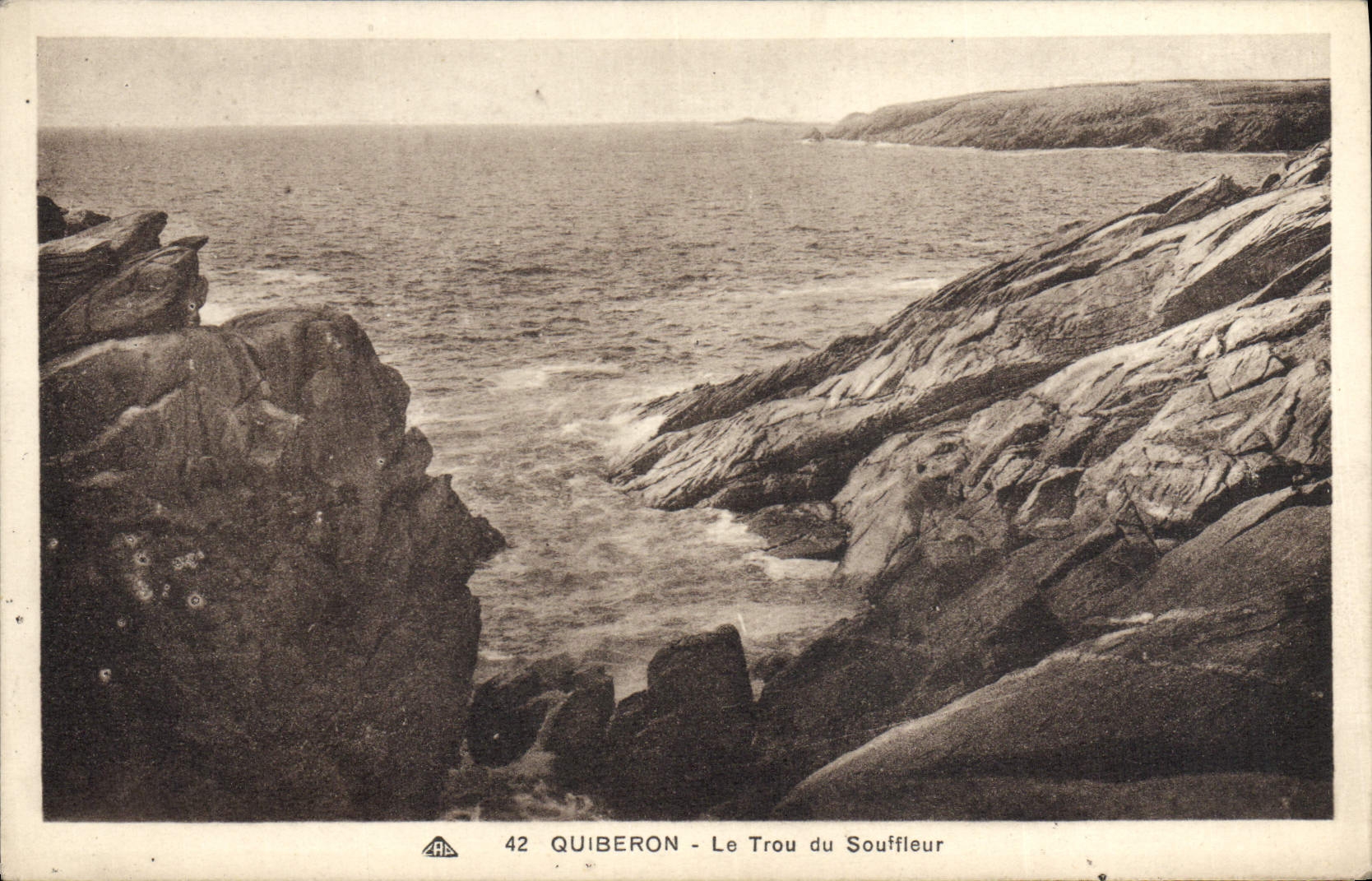 VINTAGE POSTCARD Quiberon the Hole of the Blower