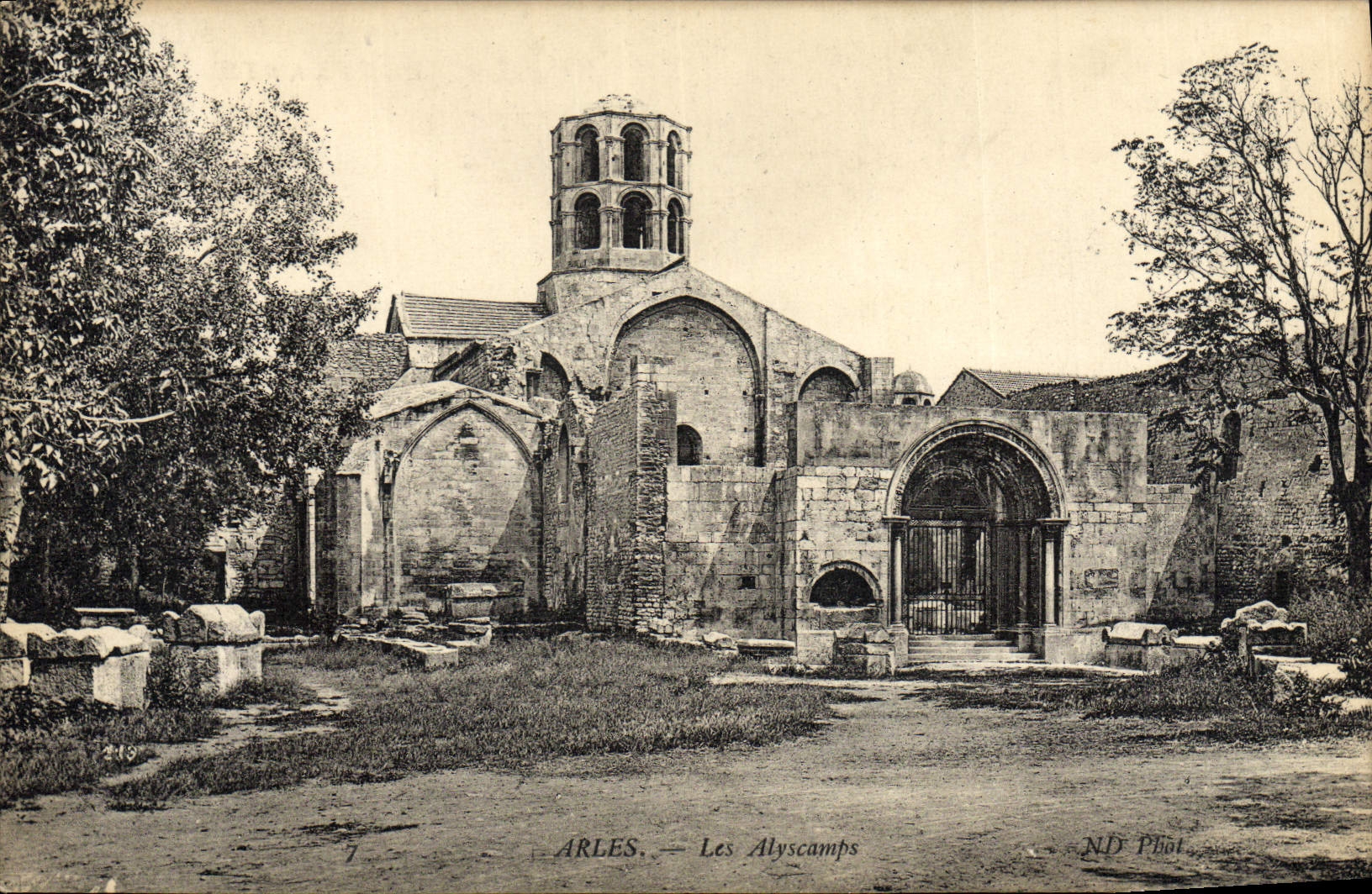 CPA Arles Les Alyscamps
