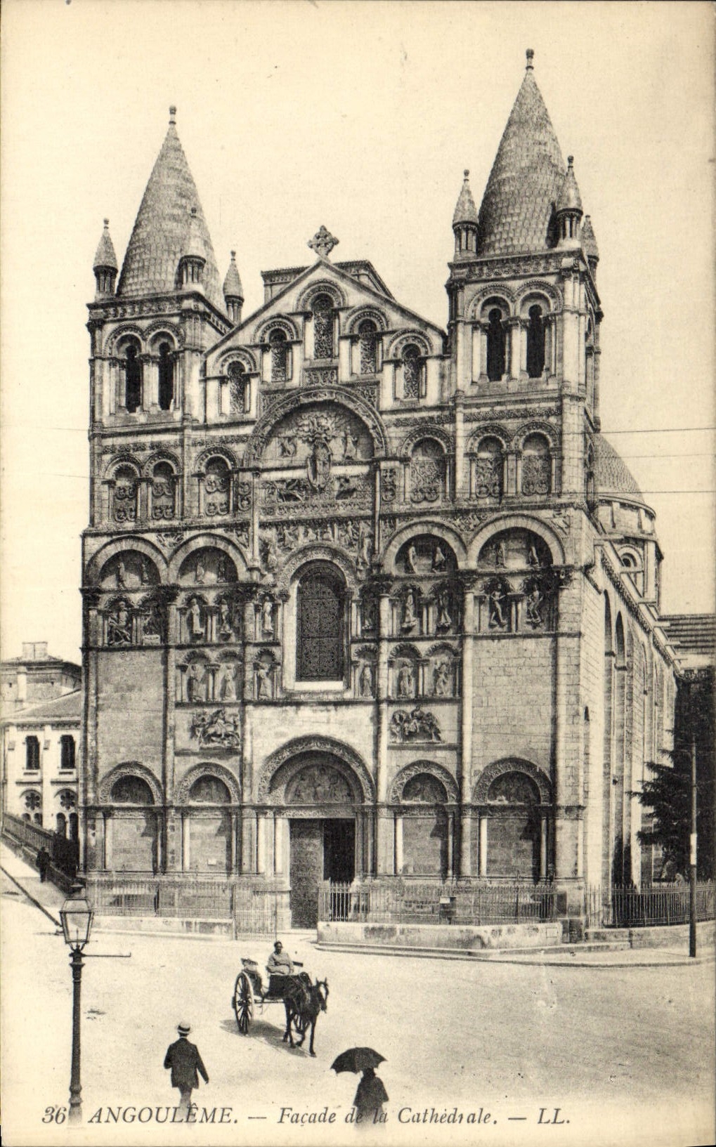 VINTAGE POSTCARD Angouleme Frontage of Cathedral