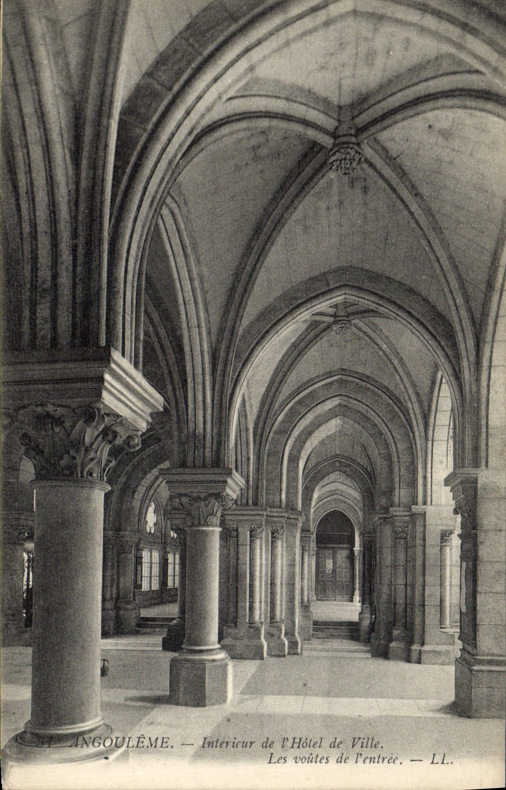 VINTAGE POSTCARD Angouleme Interior of the town hall vaults of the entry