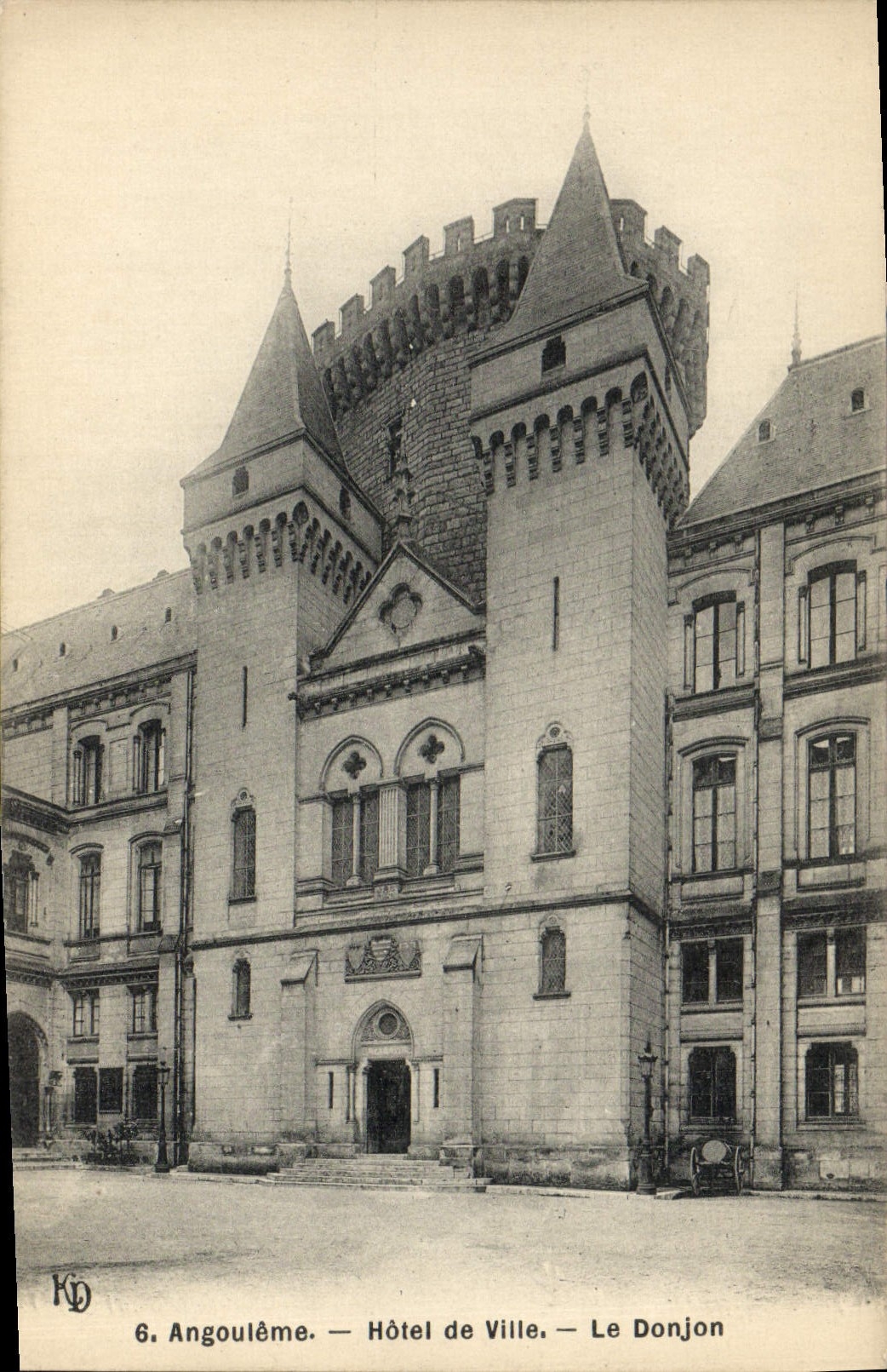 VINTAGE POSTCARD Angouleme Town hall the keep