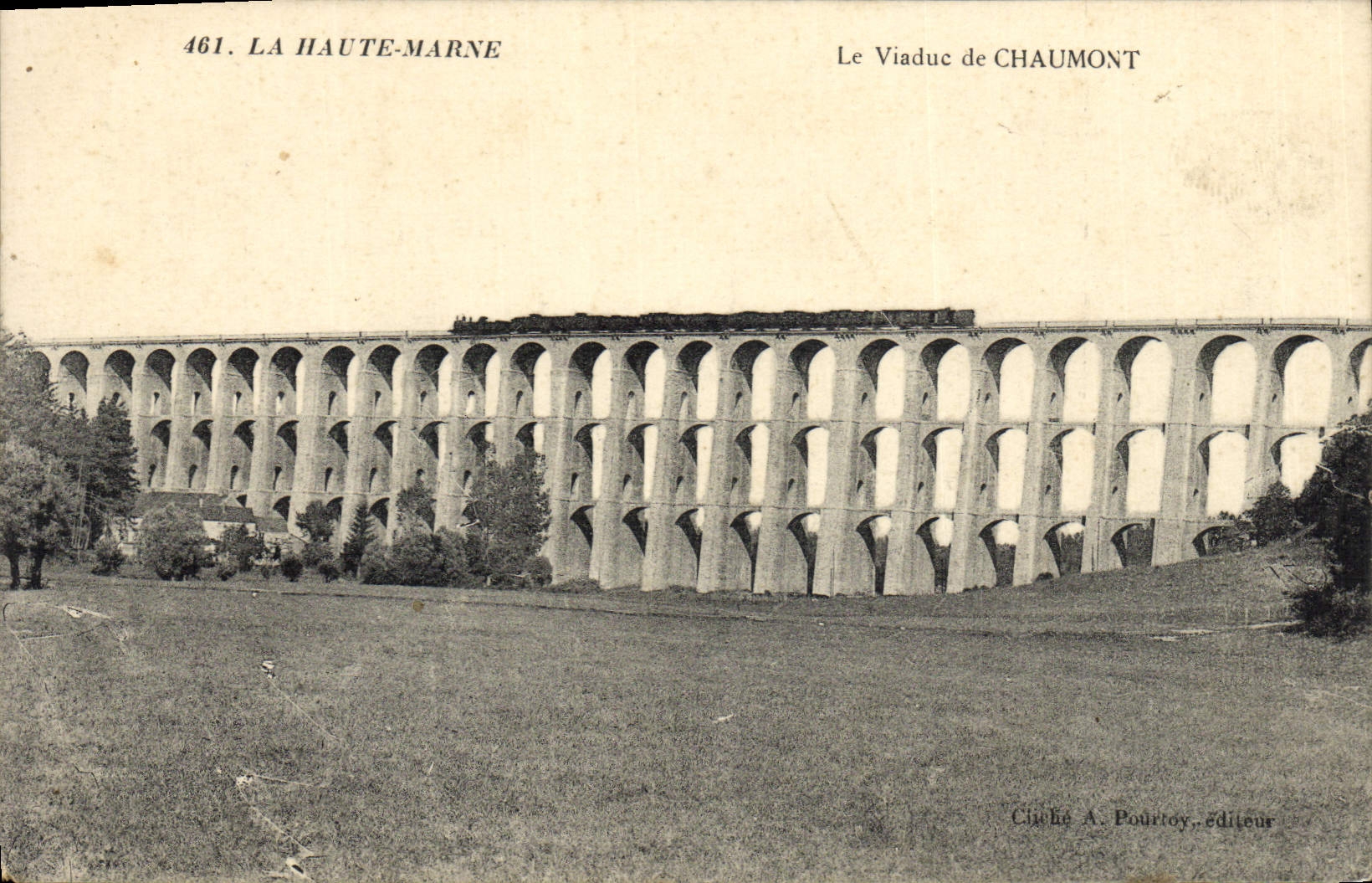 CPA La Haute Marne Le Viaduc de Chaumont Train
