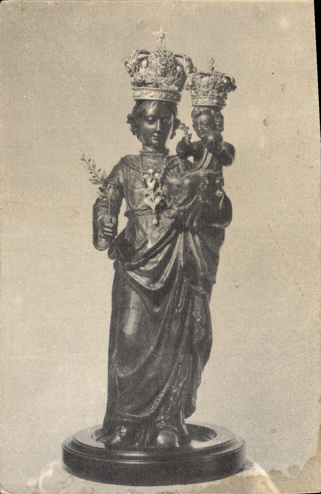 CPA La statue miraculeuse de ND de Paix Chapelle du couvent Paris 