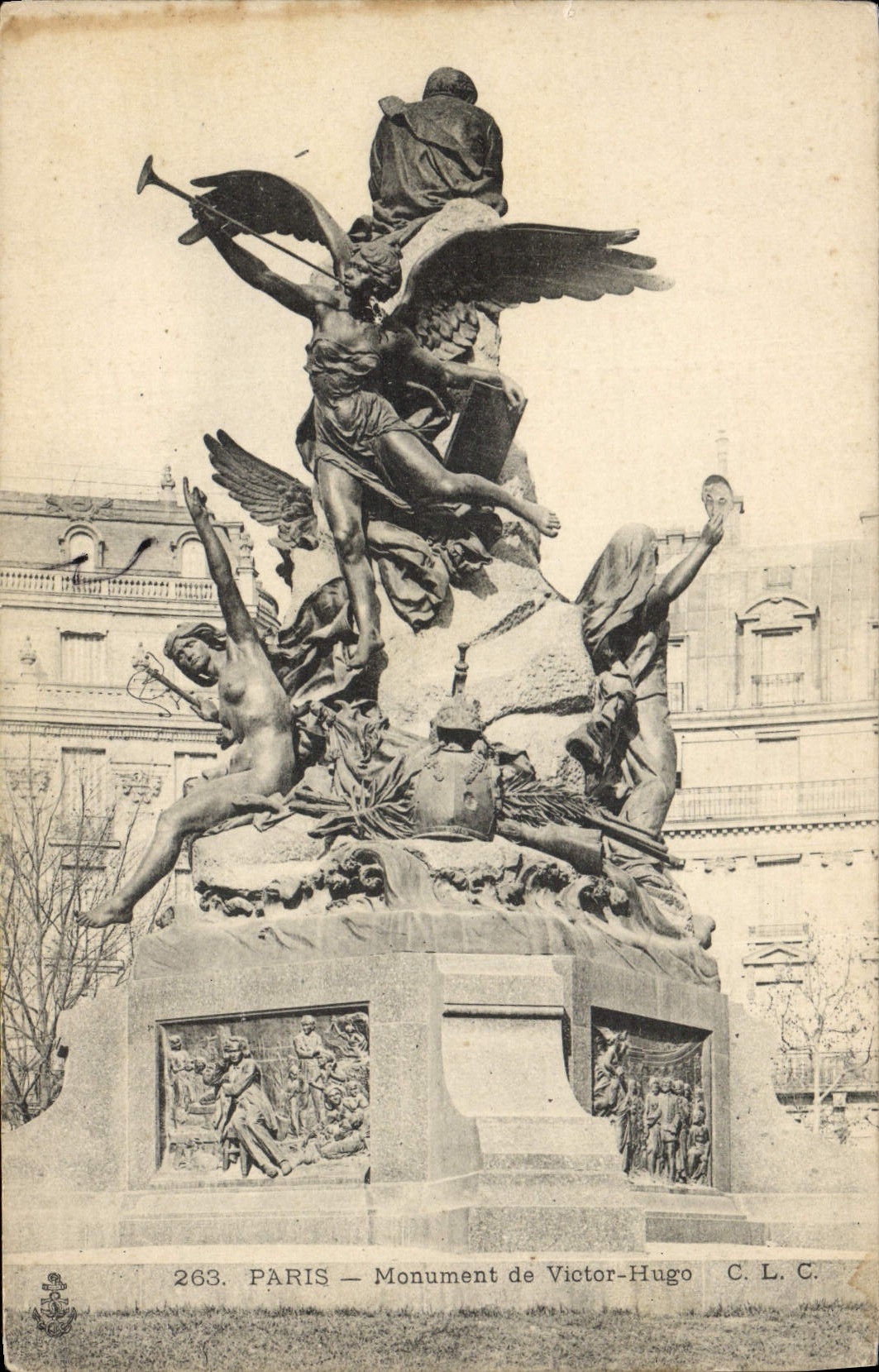 CPA Paris Monument de Victor Hugo