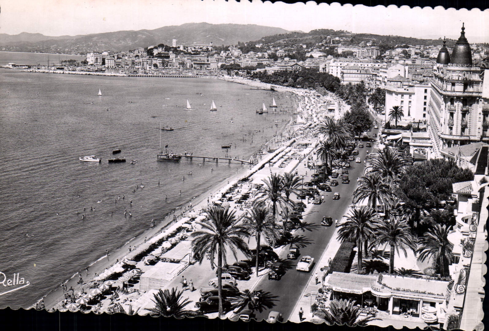 CPM Cannes Vue Generale Sur la Plage et le Suquet