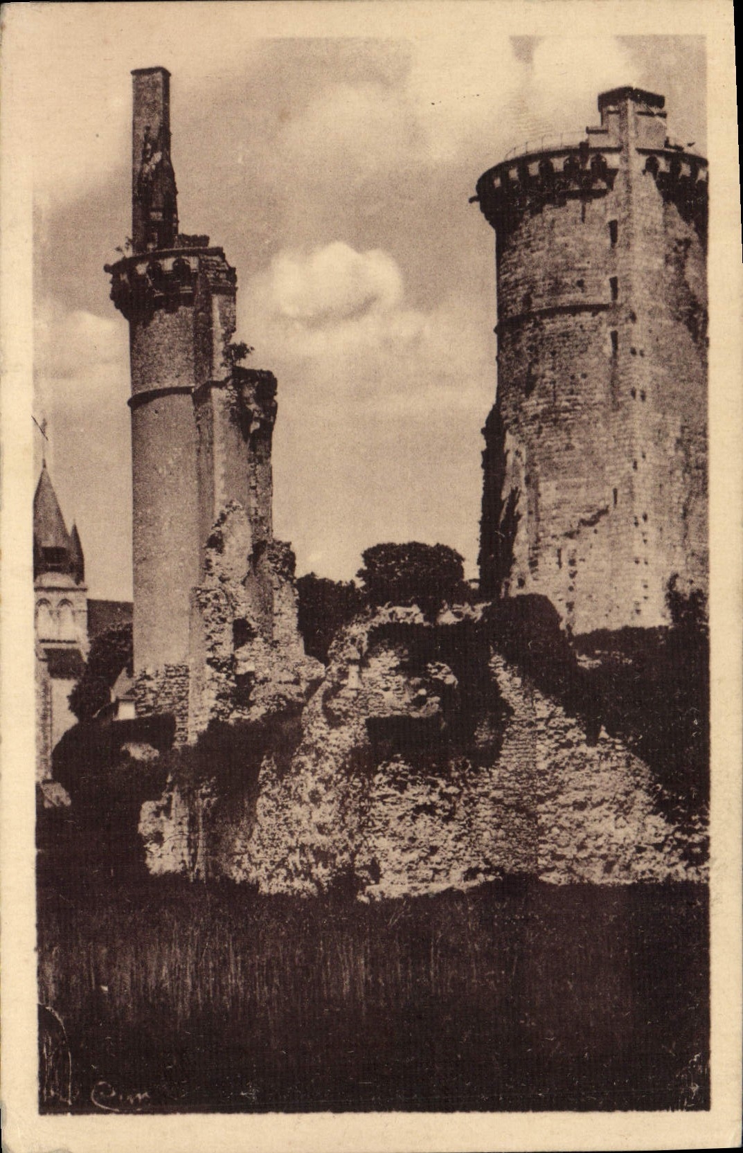 VINTAGE POSTCARD Mehun on Yevre Ruins of the Castle Castle Charles VII