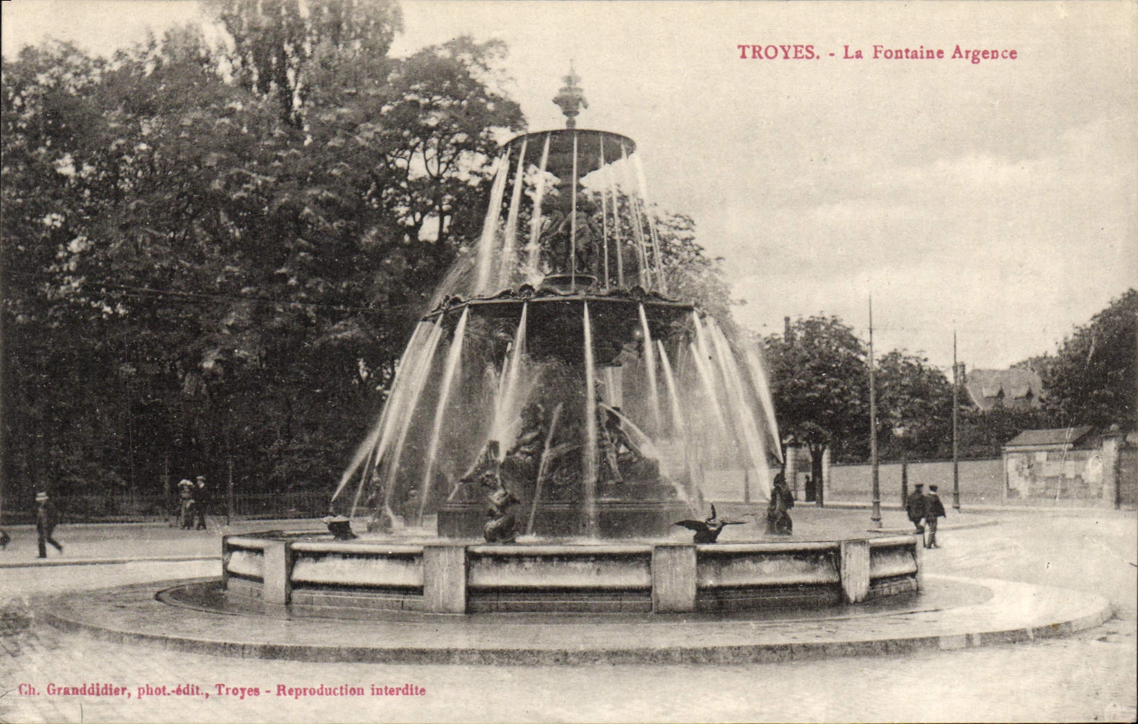 VINTAGE POSTCARD Troyes the Argence Fountain