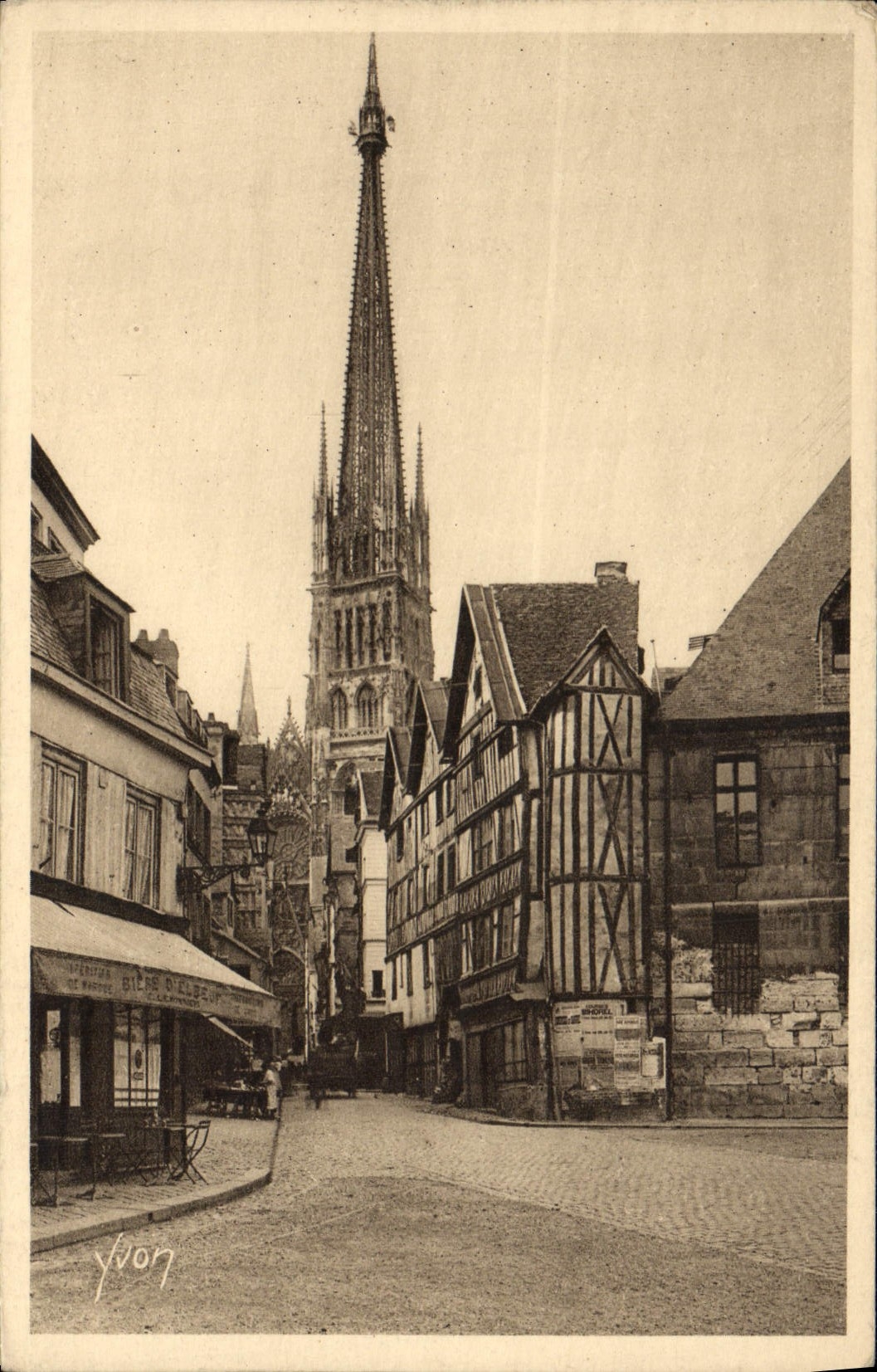 VINTAGE POSTCARD Rouen Old women Houses