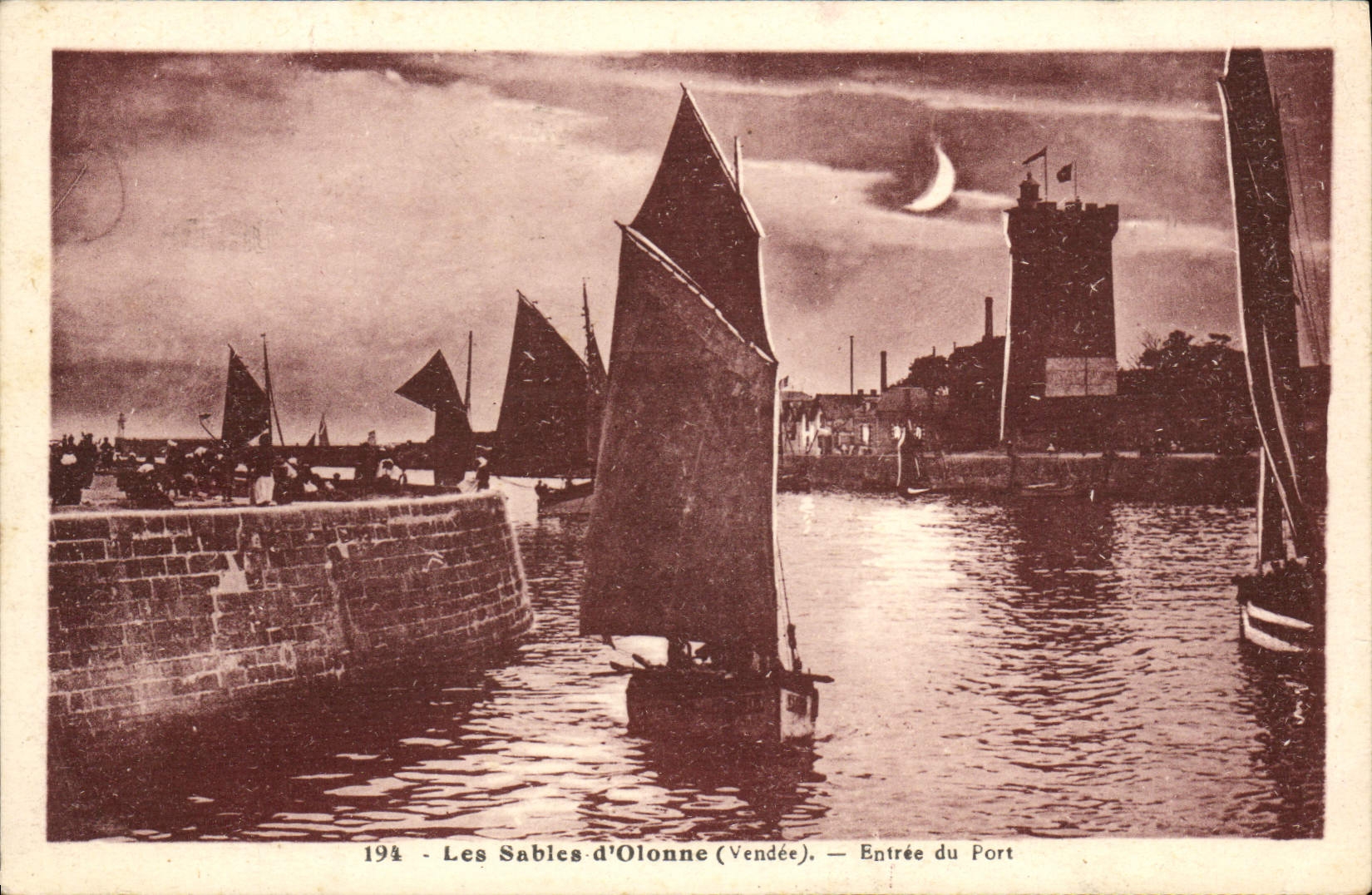 POSTAL de la VENDIMIA Sables d'Olonne entrada del barco portuario