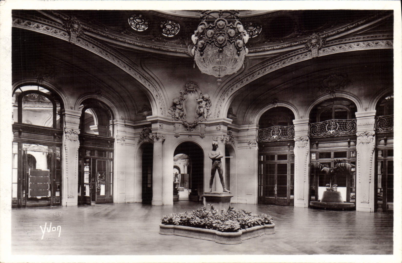 CPA Vichy Le Grand Casino Le Hall de l'Arlequin
