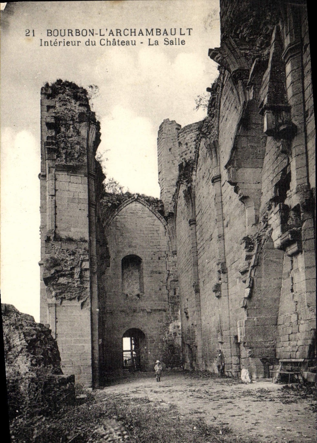 CPA Bourbon L'Archambault Interieur Du Chateau La Salle Militaria