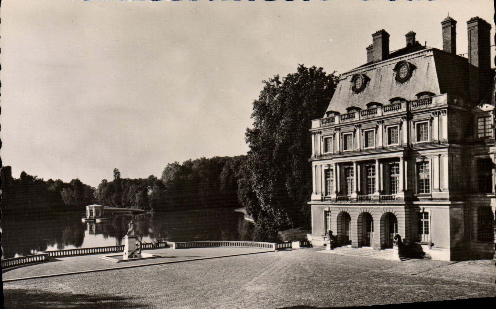 VINTAGE POSTCARD Palate De Fontainebleau the Pond Of Carps And the Museum Chinese