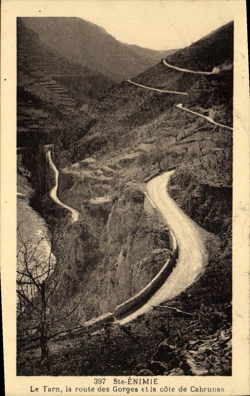 CPA Ste Enimie Le Tarn La Route Des Gorges Et La Cote De Cabrunas