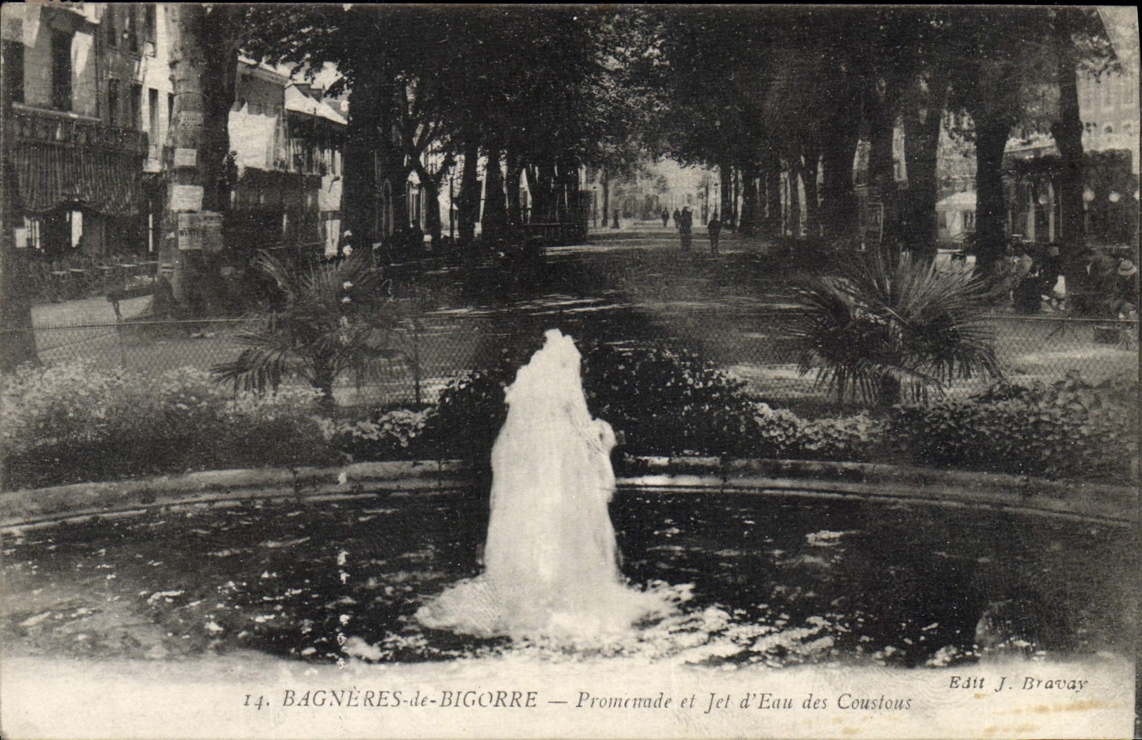 CPA Bagneres De Bigorre Promemade Et Jet D'Eau des Coustous 