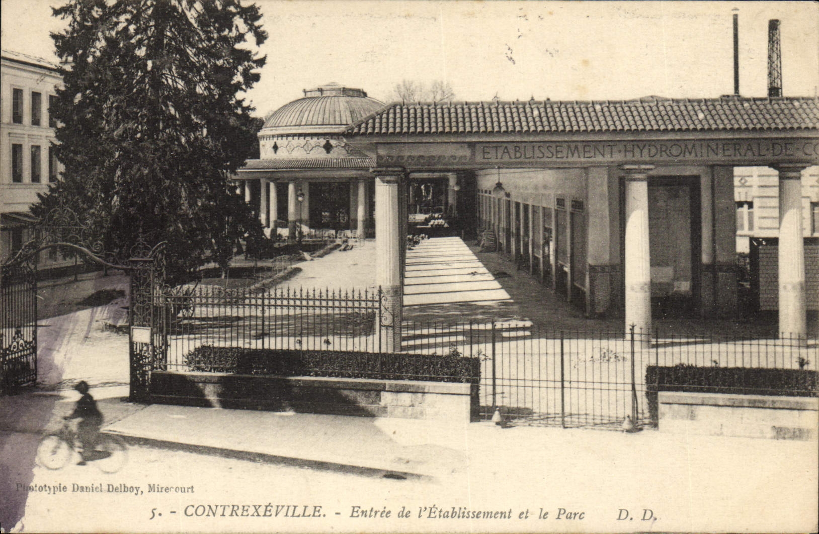CPA Contrexeville Entree De V'Etablissement Et Le Parc