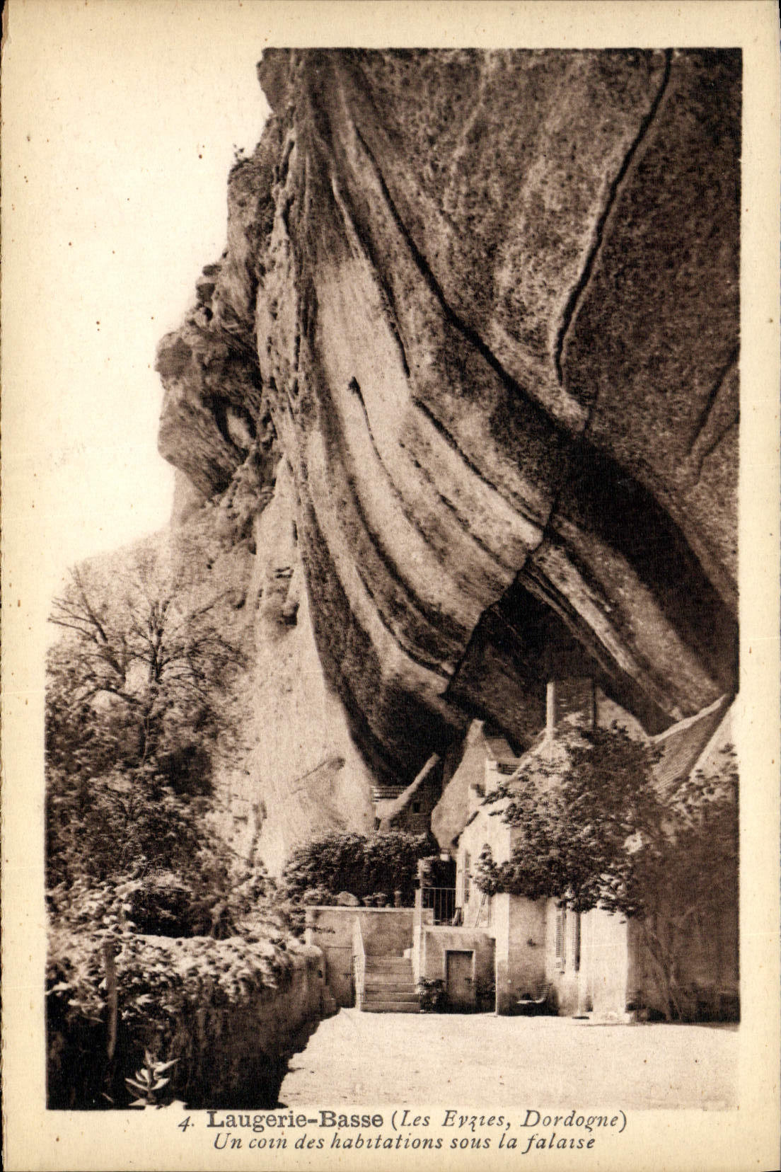 CPA Laugerie Basse Un Coin Des habitations sous la falaise