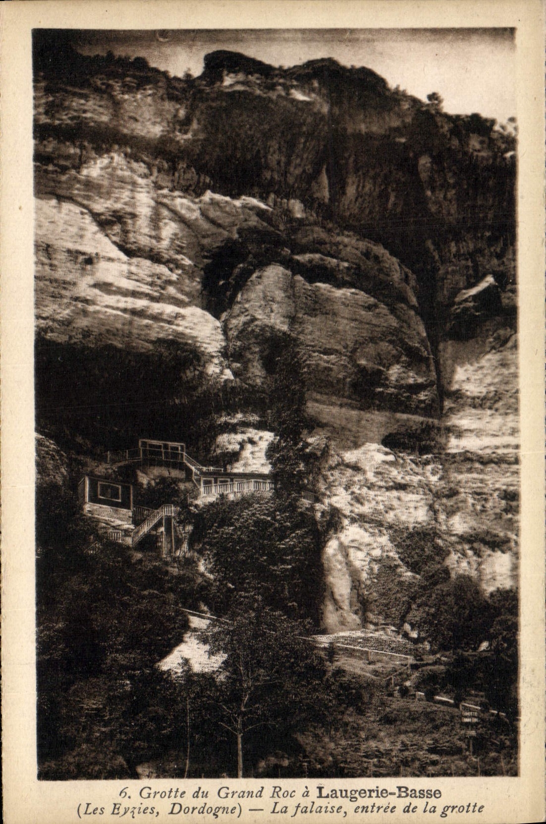 CPA Grotte du Grand Roc a Laugerie Basse La falaise Entree de la grotte